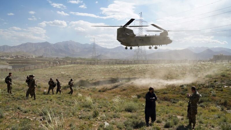 一架美军奇努克直升机降落在阿富汗瓦尔达克省首府迈丹沙尔的田野上